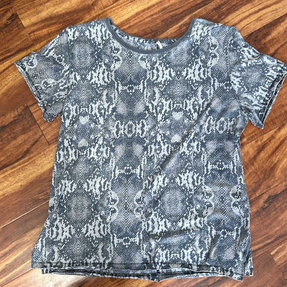 Free People Snake Skin Short Sleeve Top size large - Picture 1 of 8
